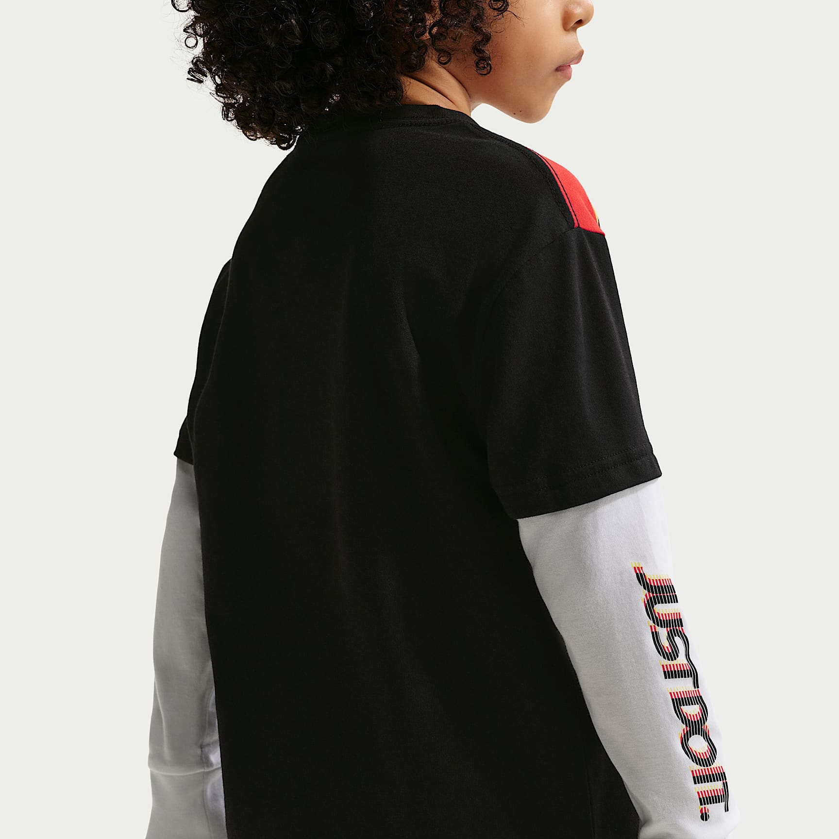 Playera Victory Lap de dos capas para niños talla pequeña Nike Sportswear – Negro – vista 2