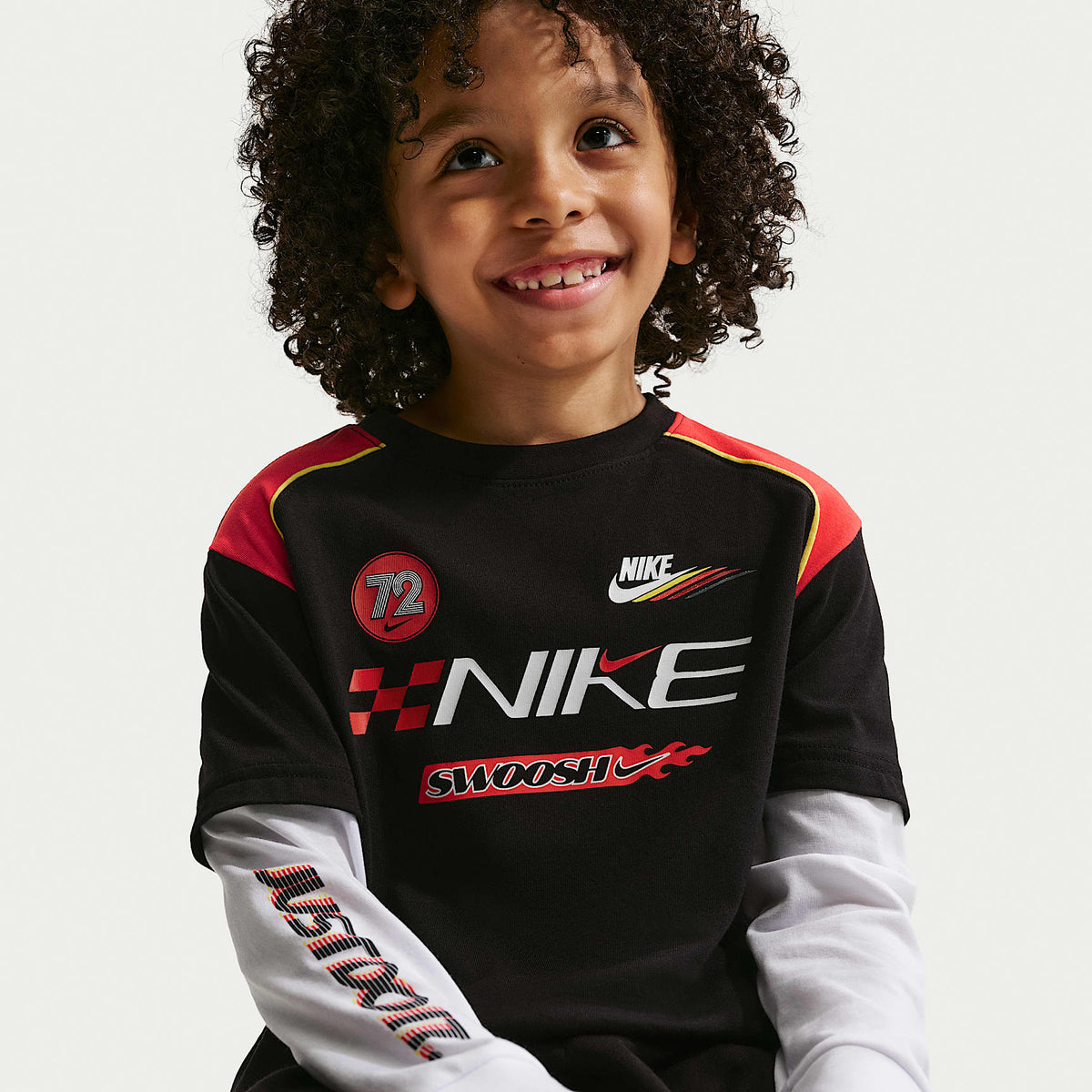 Playera Victory Lap de dos capas para niños talla pequeña Nike Sportswear – Negro – vista 3