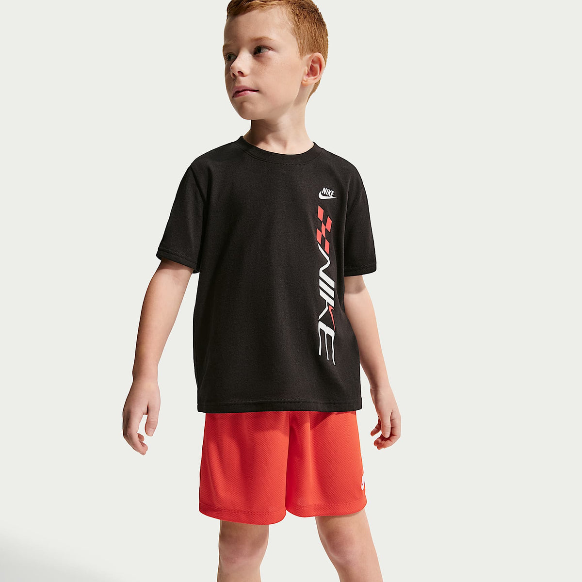 Conjunto de 2 piezas con shorts de malla Victory Lap para niños talla pequeña Nike Sportswear – Rojo – vista 6