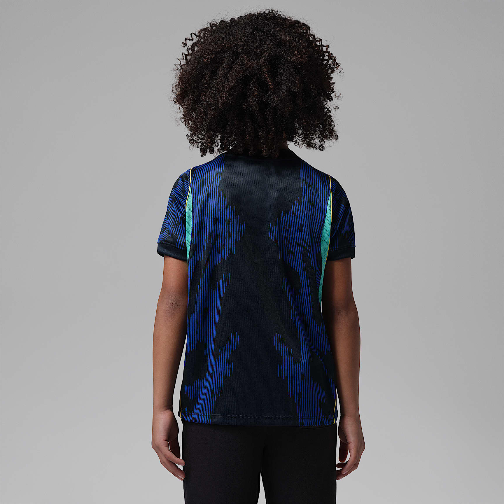 Jersey de futbol Jordan Dri-FIT Replica de la selección de Brasil visitante 2026 Stadium para niños talla pequeña – Azul eléctrico/Negro – vista 2