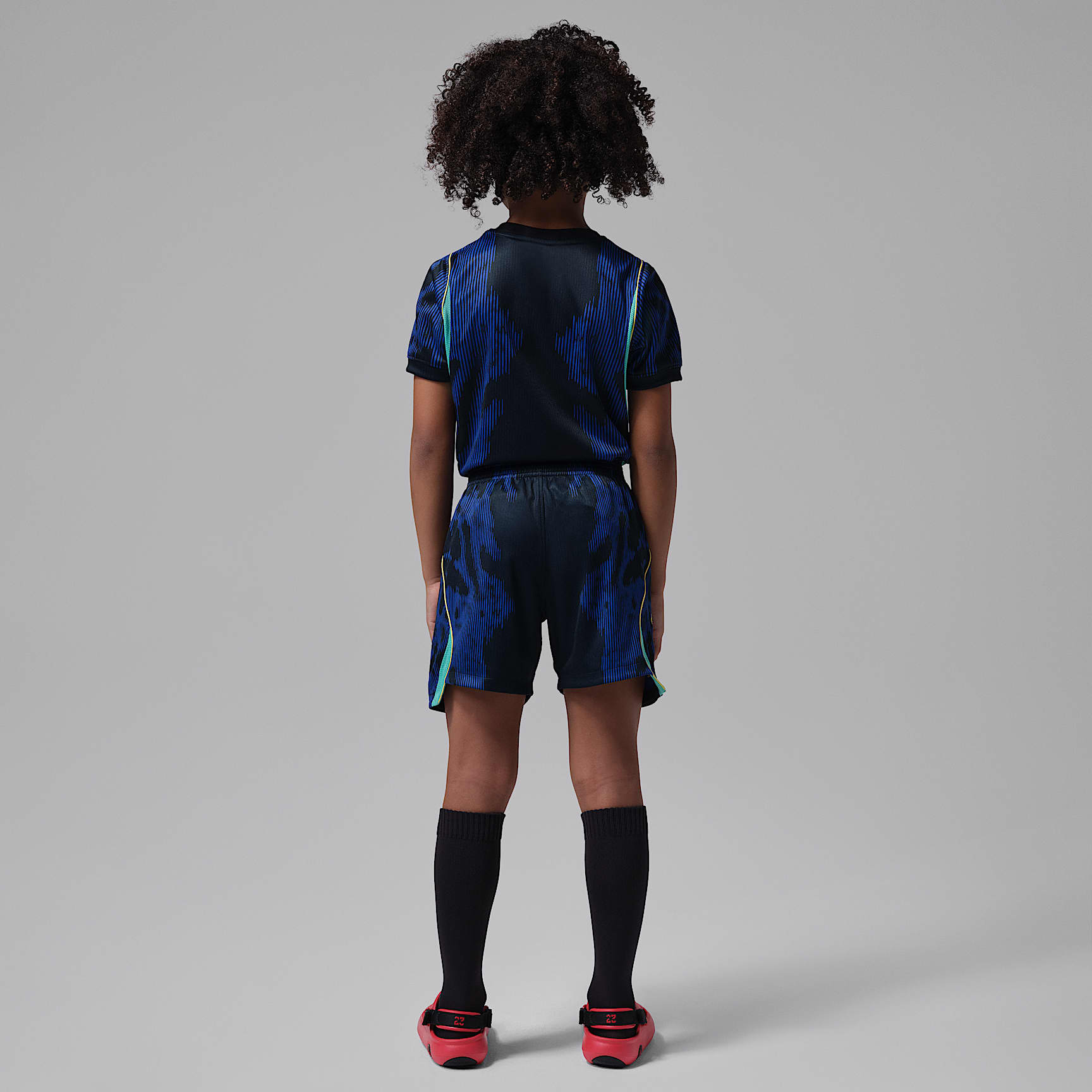 Kit de 3 piezas de fútbol Jordan Replica para niños talla pequeña Brazil visitante 2026 Stadium – Azul eléctrico/Negro – vista 2