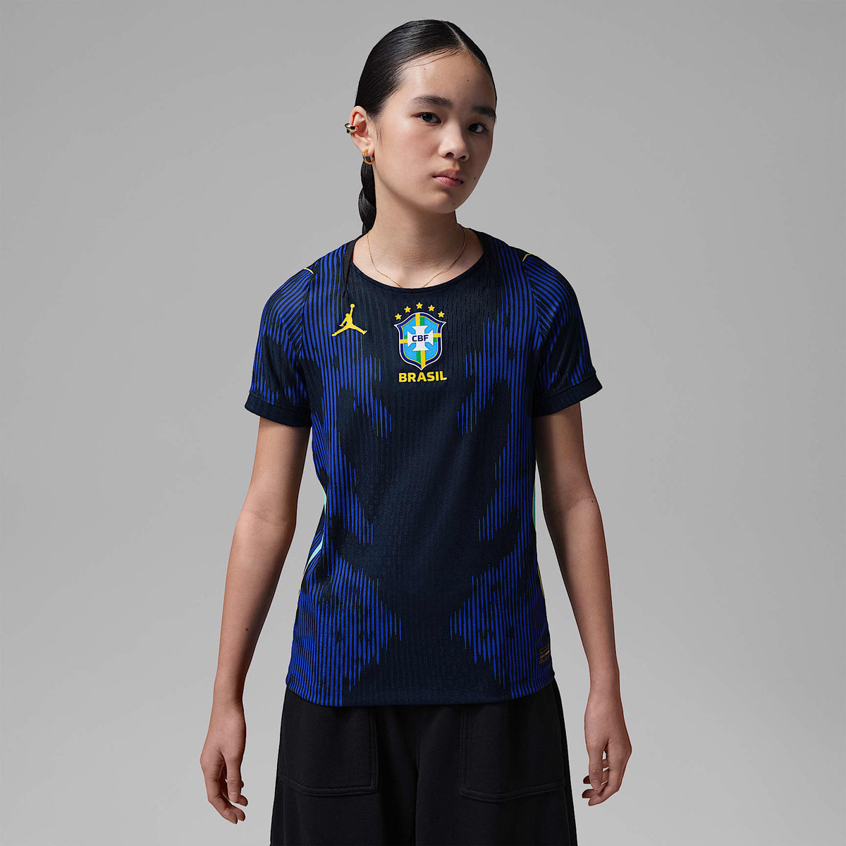 Jersey de fútbol Jordan Aero-FIT Authentic para niños talla grande Brazil 2026 Match Away – Azul eléctrico/Negro – vista 1