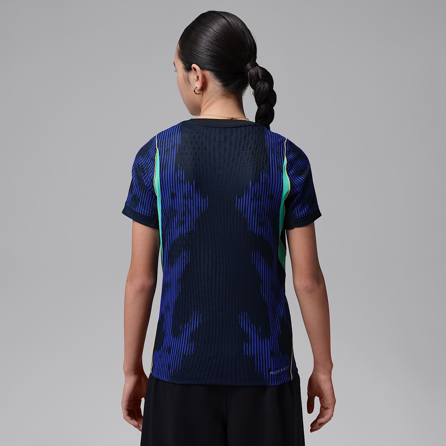 Jersey de fútbol Jordan Aero-FIT Authentic para niños talla grande Brazil 2026 Match Away – Azul eléctrico/Negro – vista 2