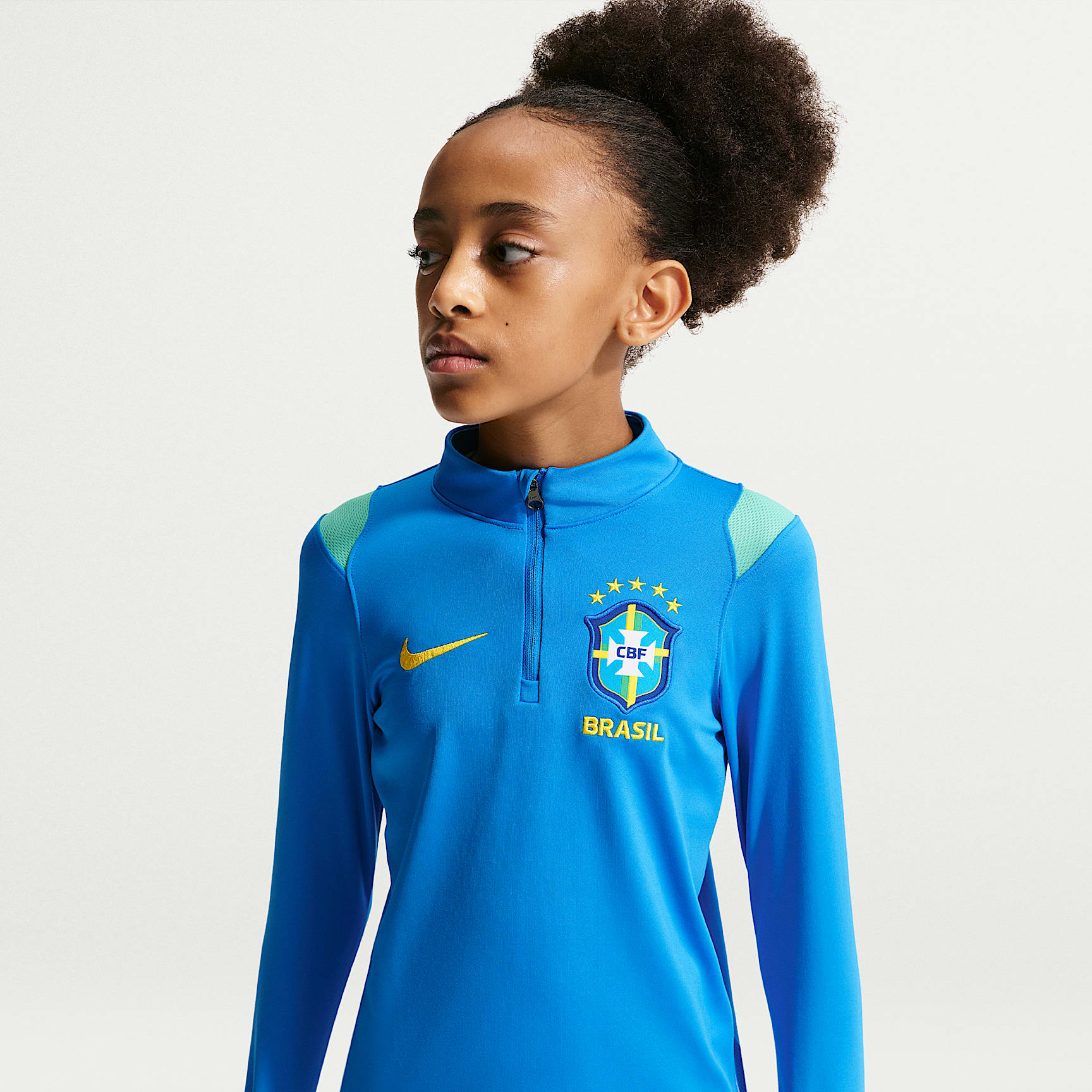 Playera de entrenamiento de fútbol de tejido Knit Nike Dri-FIT para niños talla grande Brazil Academy Pro – Azul foto claro/Menta claro/Oro medio oeste – vista 2
