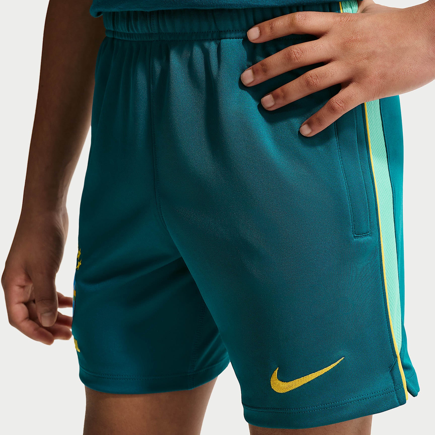 Shorts de fútbol Nike Dri-FIT para niños talla grande Brazil Academy Pro – Azul verdoso geoda/Menta claro/Oro medio oeste – vista 2