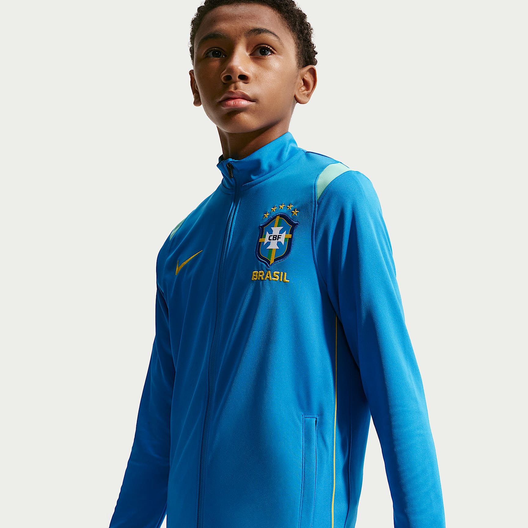 Conjunto deportivo de fútbol Nike de tejido Knit Dri-FIT para niños talla grande Brazil Academy Pro – Azul foto claro/Azul verdoso geoda/Menta claro/Oro medio oeste – vista 2
