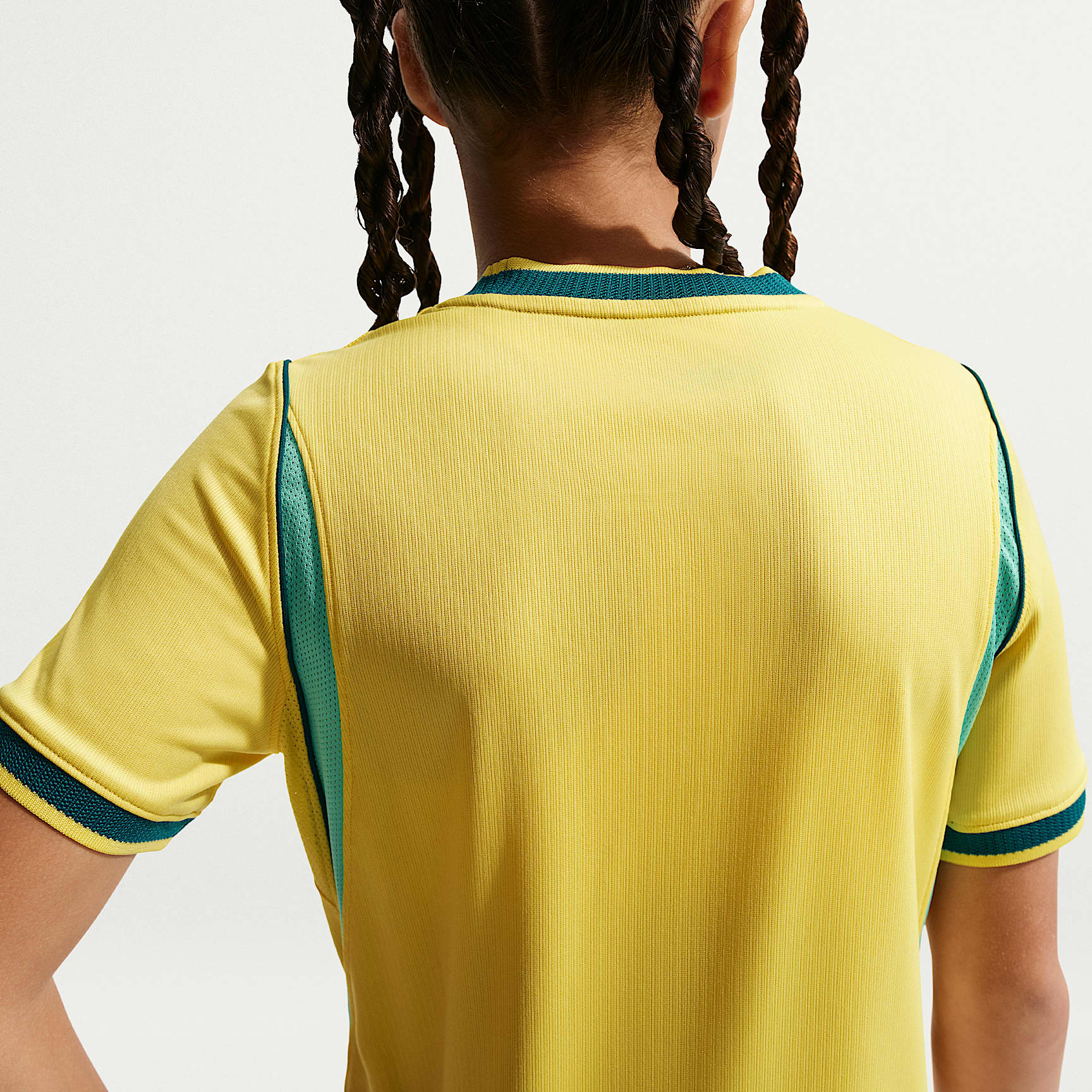 Jersey de futbol Nike Dri-FIT de la selección nacional de Brasil local 2026 Stadium para niños talla grande – Canario/Menta claro/Azul verdoso geoda – vista 2