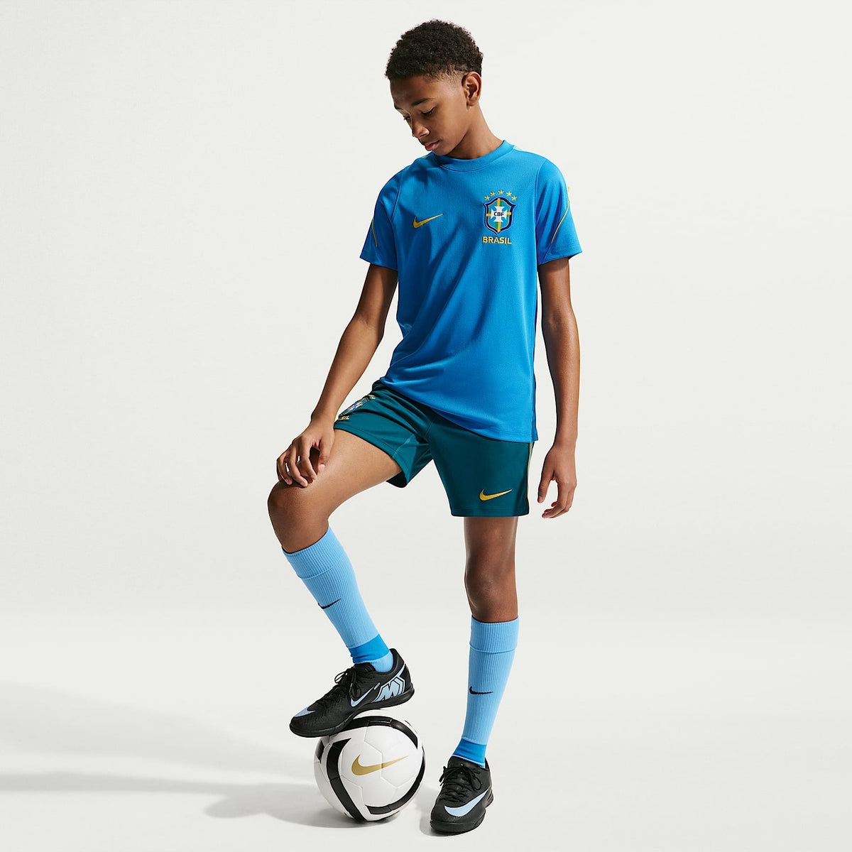 Playera de fútbol de manga corta Nike Dri-FIT para niños talla grande Brazil Strike – Azul foto claro/Menta claro/Oro medio oeste – vista 4
