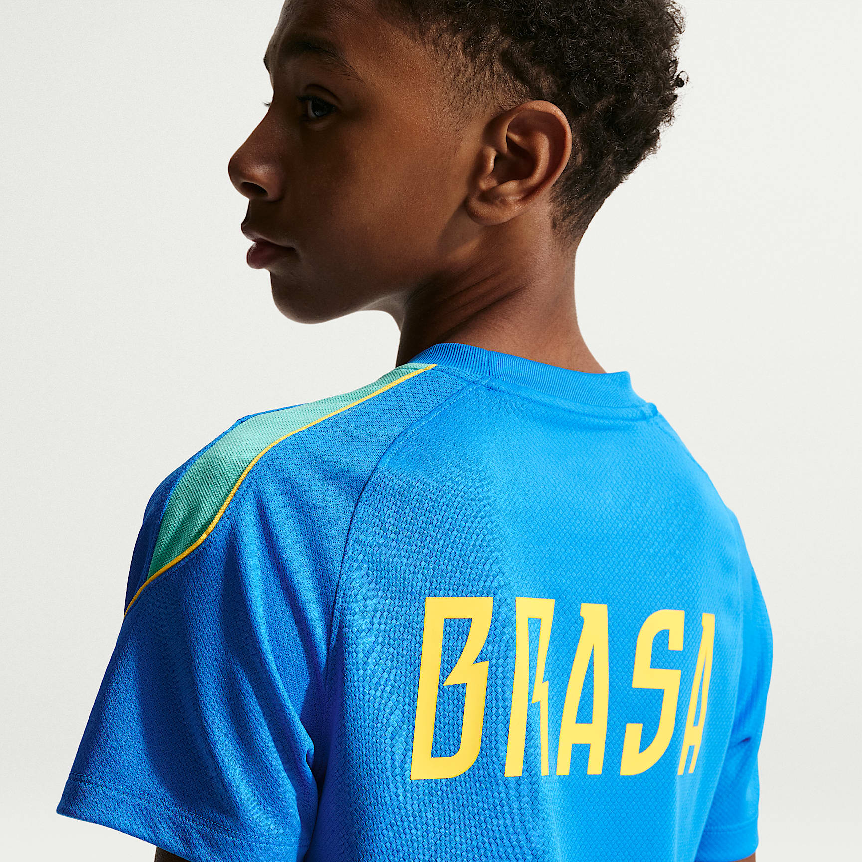 Playera de fútbol de manga corta Nike Dri-FIT para niños talla grande Brazil Strike – Azul foto claro/Menta claro/Oro medio oeste – vista 2