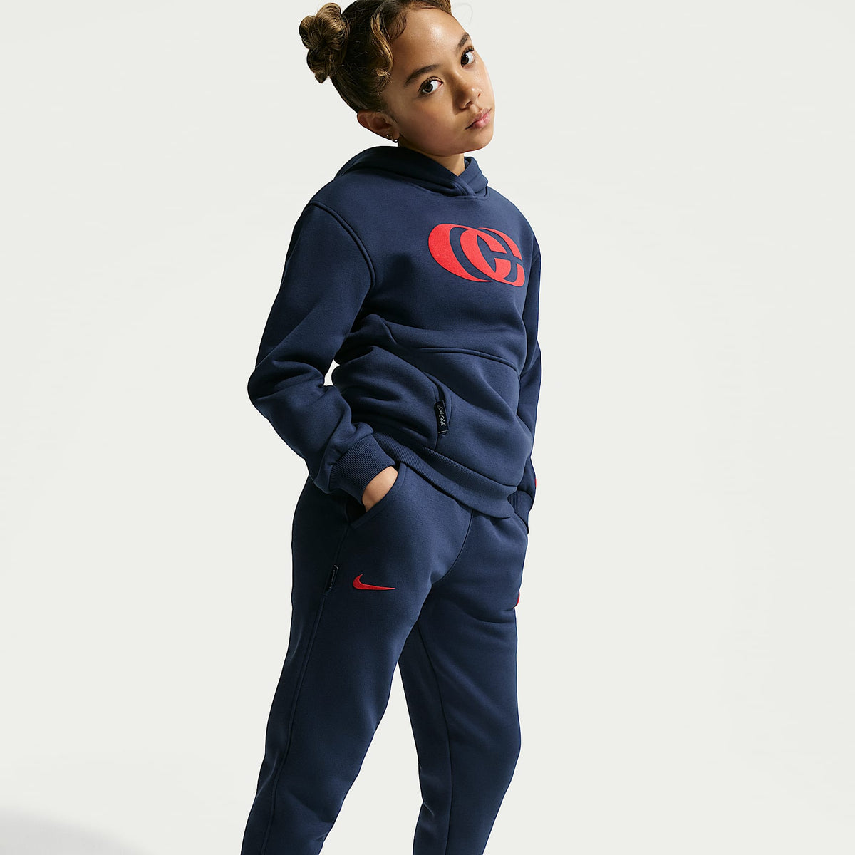Pantalón de tejido Fleece para niños talla grande Caitlin Clark – Azul marino medianoche/Rojo universitario/Rojo universitario – vista 5
