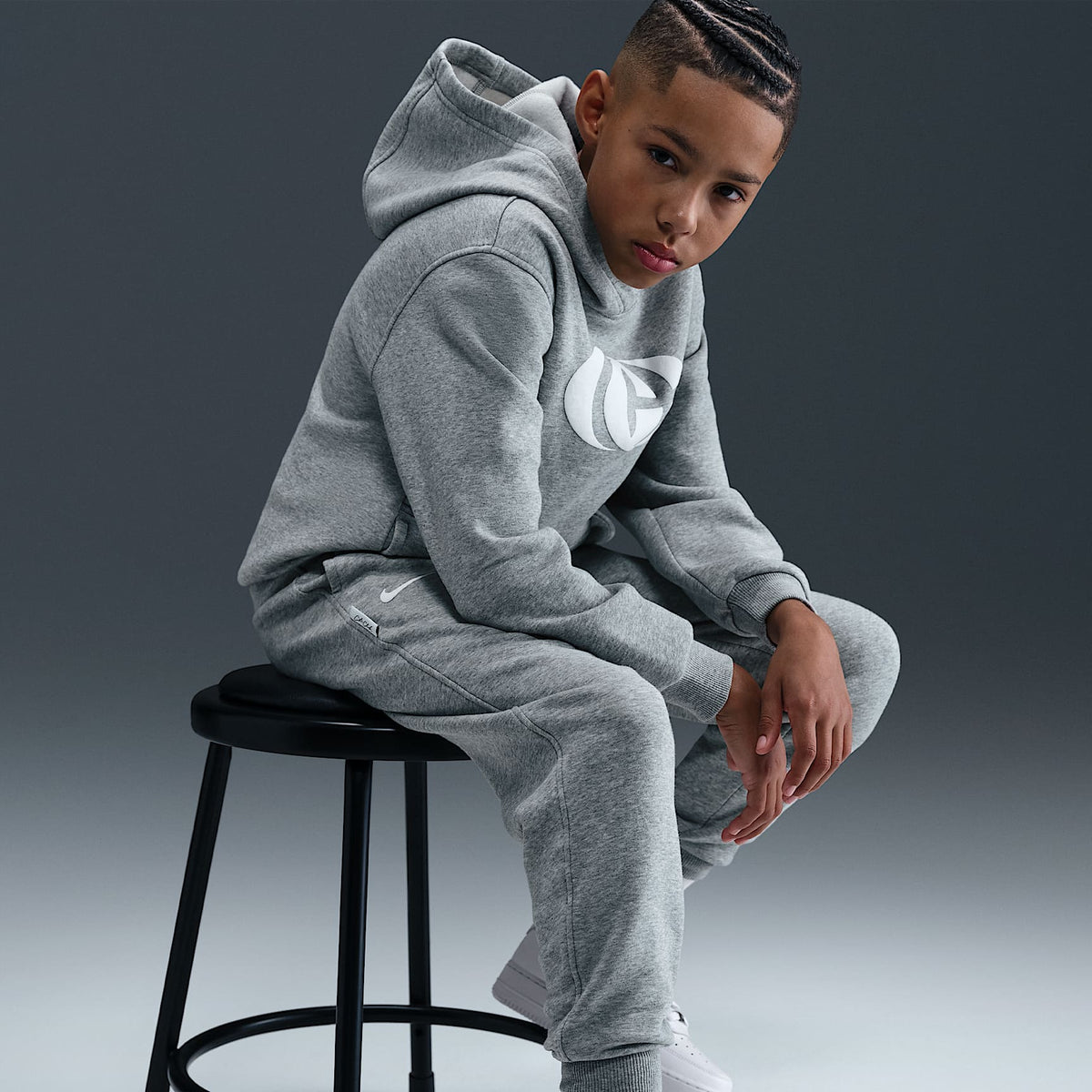 Pantalón de tejido Fleece para niños talla grande Caitlin Clark – Gris oscuro jaspeado/Blanco/Blanco – vista 4