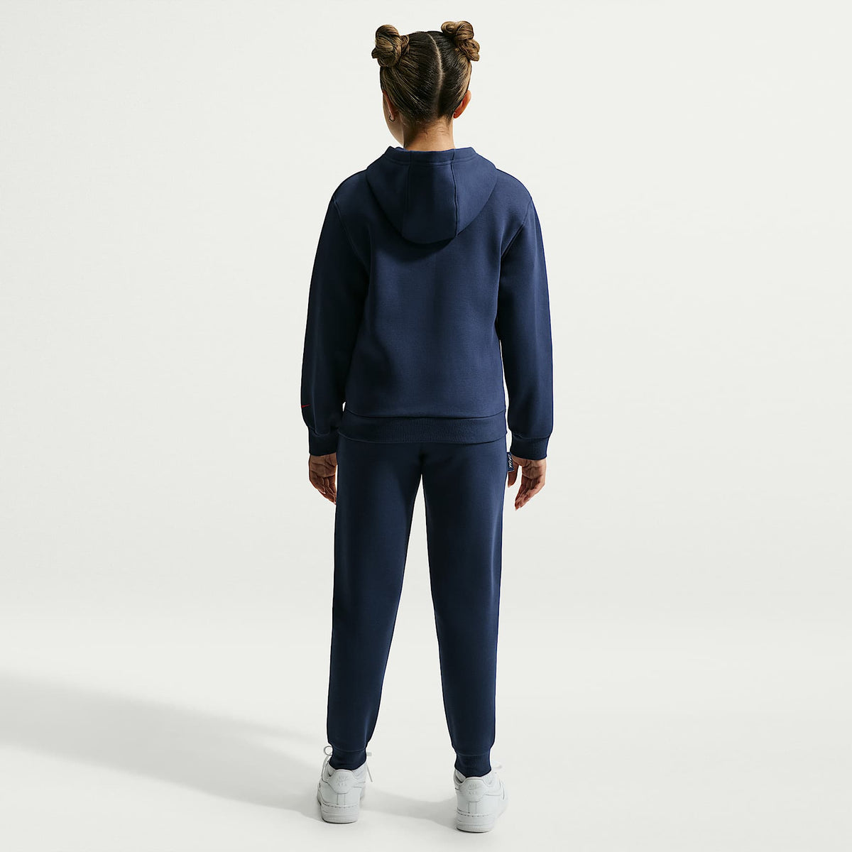 Pantalón de tejido Fleece para niños talla grande Caitlin Clark – Azul marino medianoche/Rojo universitario/Rojo universitario – vista 7