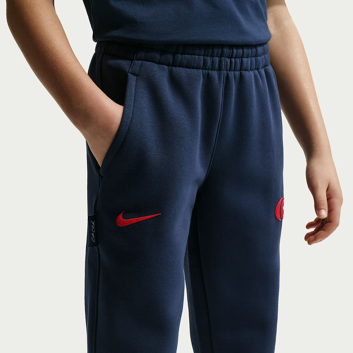 Pantalón de tejido Fleece para niños talla grande Caitlin Clark – Azul marino medianoche/Rojo universitario/Rojo universitario – vista 2