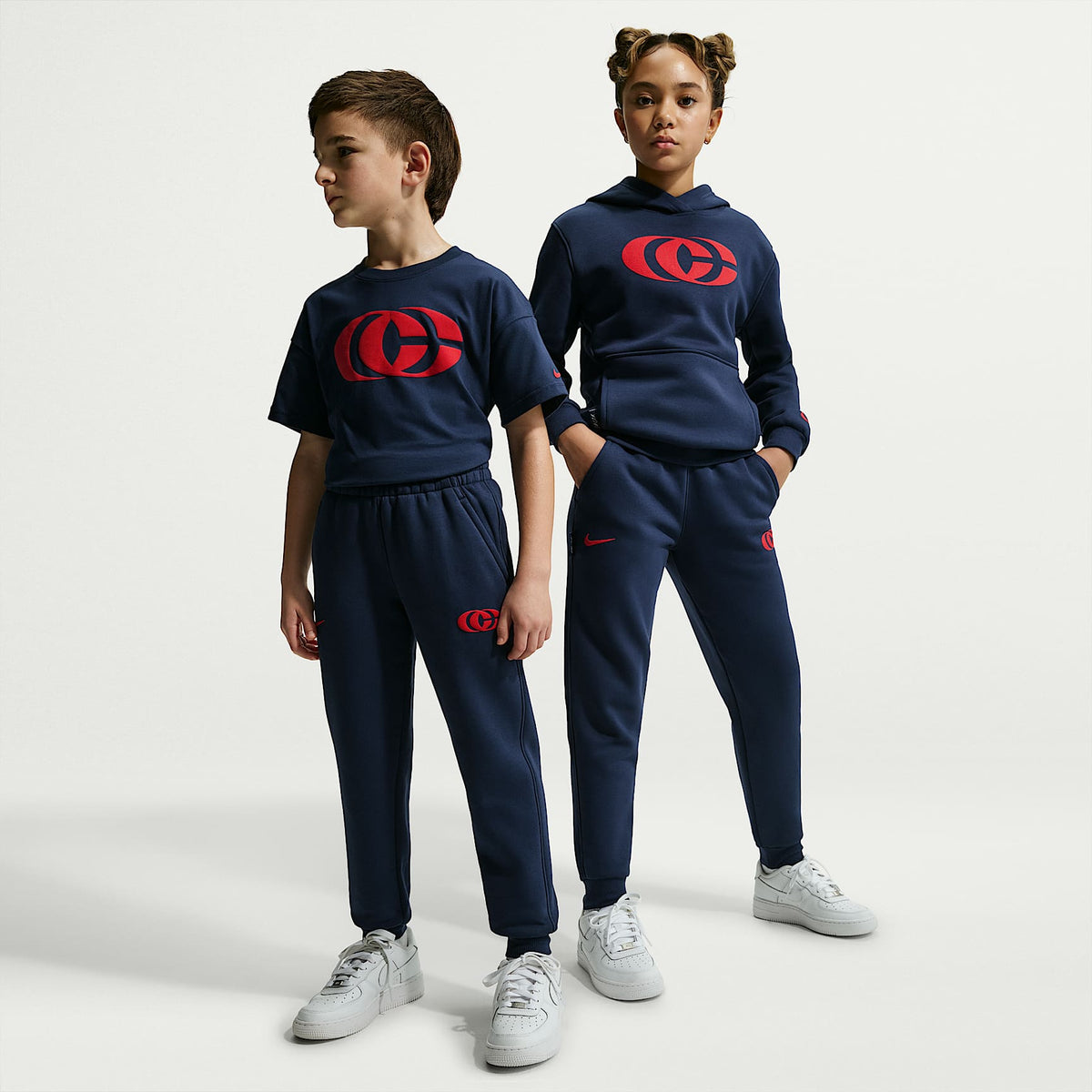 Pantalón de tejido Fleece para niños talla grande Caitlin Clark – Azul marino medianoche/Rojo universitario/Rojo universitario – vista 1