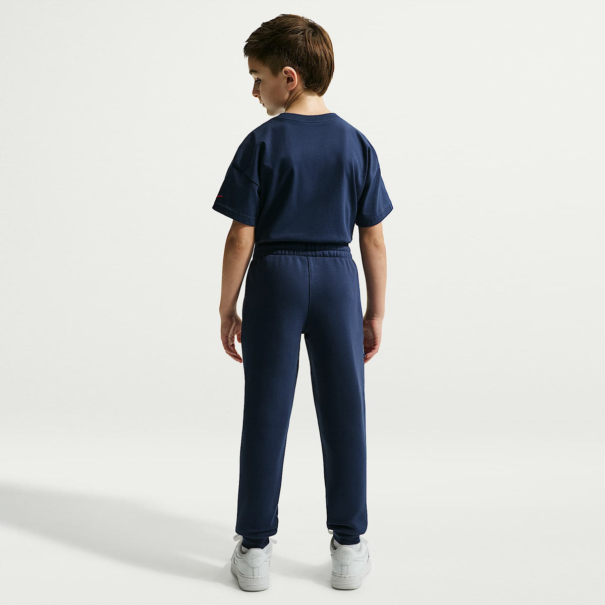 Pantalón de tejido Fleece para niños talla grande Caitlin Clark – Azul marino medianoche/Rojo universitario/Rojo universitario – vista 6