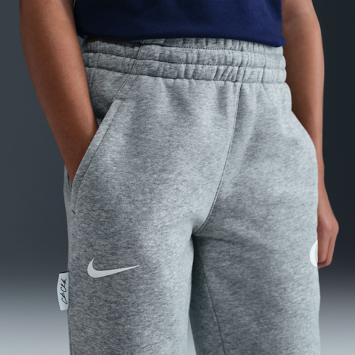 Pantalón de tejido Fleece para niños talla grande Caitlin Clark – Gris oscuro jaspeado/Blanco/Blanco – vista 3