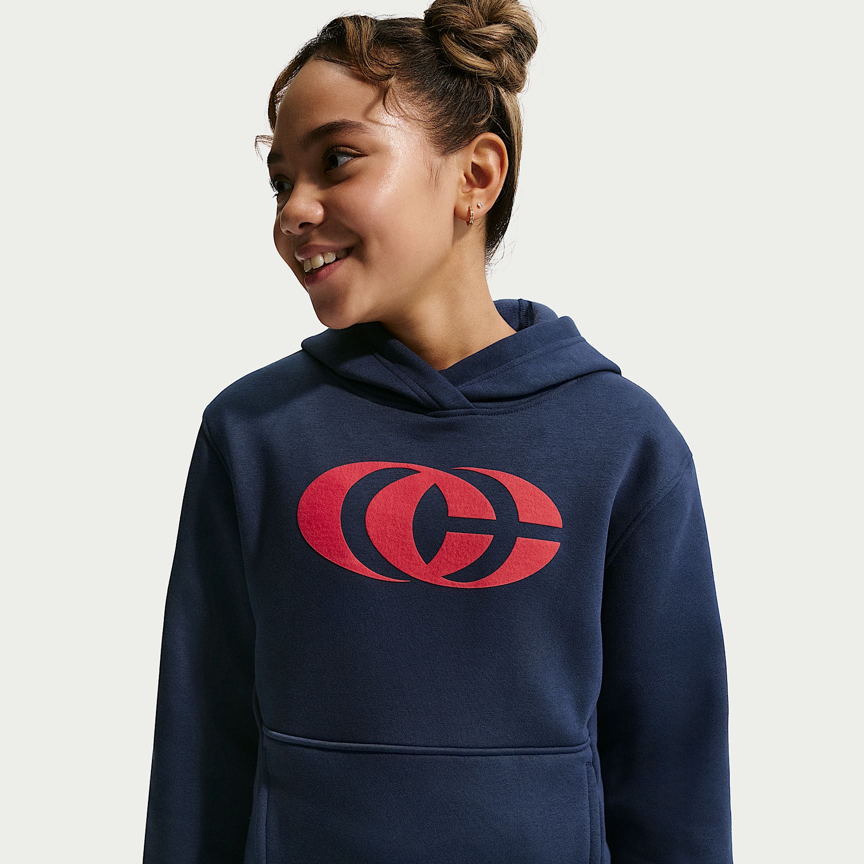 Sudadera con gorro sin cierre de tejido Fleece para niños talla grande Caitlin Clark – Azul marino medianoche/Rojo universitario/Rojo universitario – vista 2