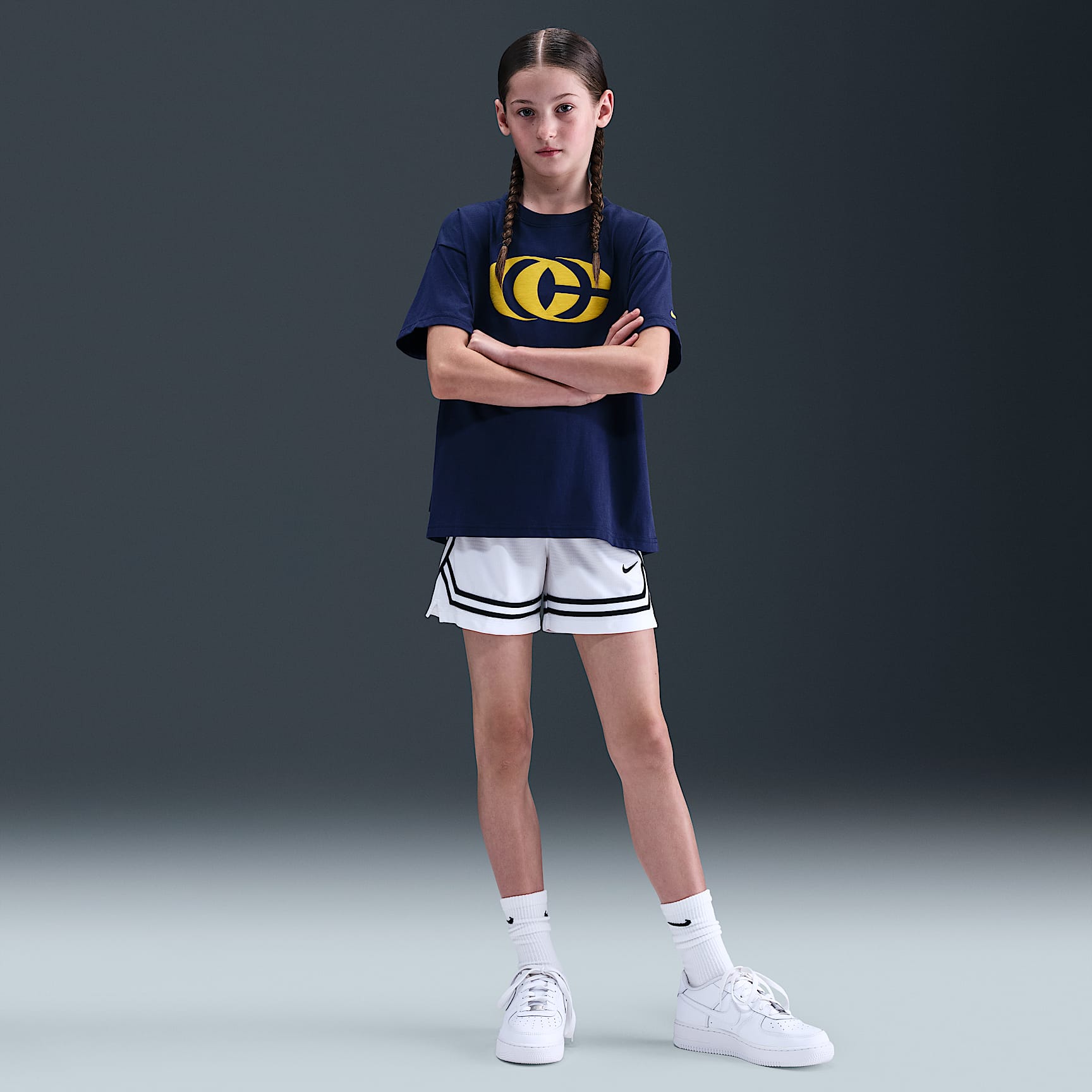 Playera de básquetbol Nike Max90 para niños Caitlin Clark – Azul marino medianoche/Amarillo – vista 2