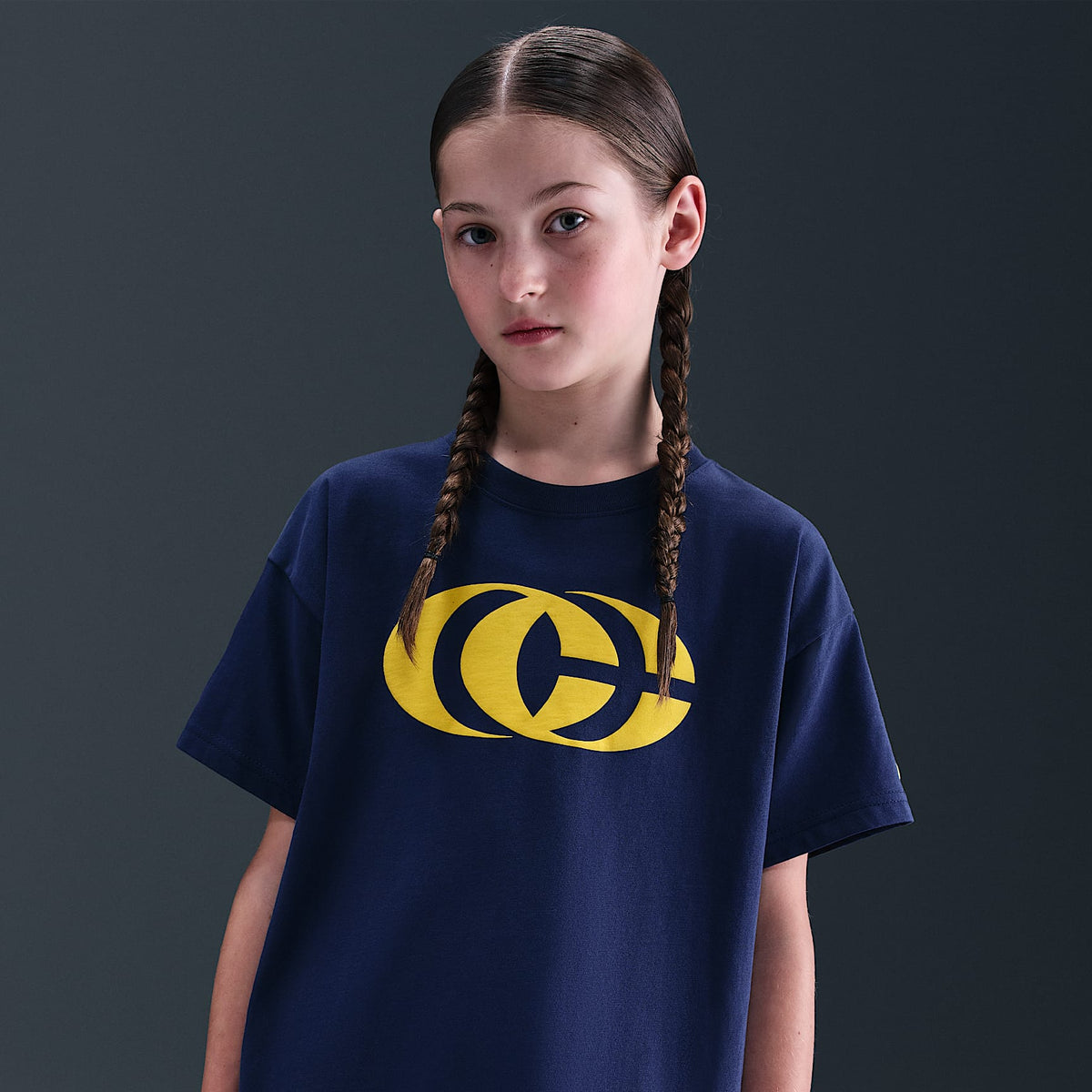 Playera de básquetbol Nike Max90 para niños Caitlin Clark – Azul marino medianoche/Amarillo – vista 4
