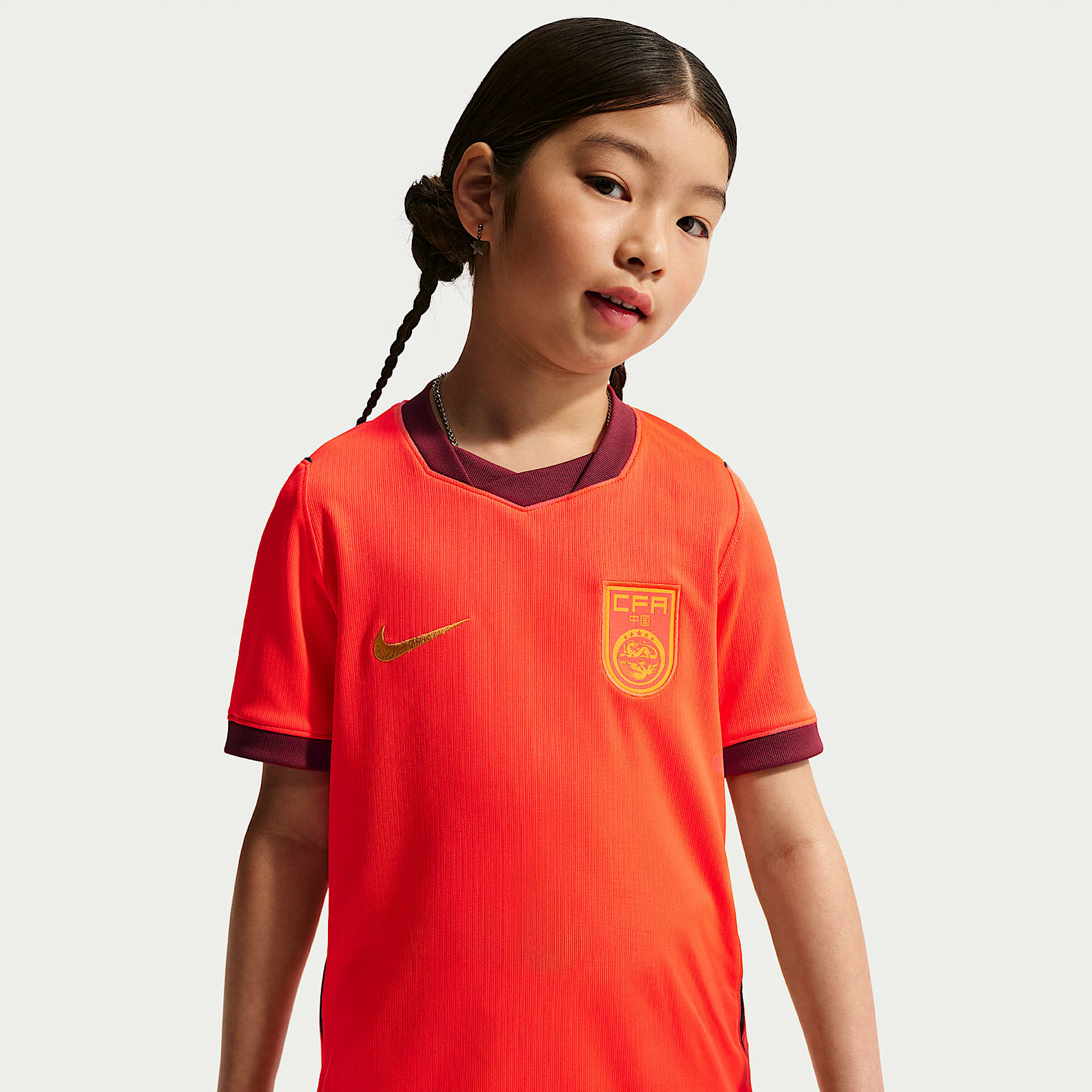 Jersey de fútbol Nike Dri-FIT Replica de China local 2026 Stadium para niños talla grande – Carmesí brillante/Rojo team/Turquesa medianoche/Amarillo ocre – vista 2