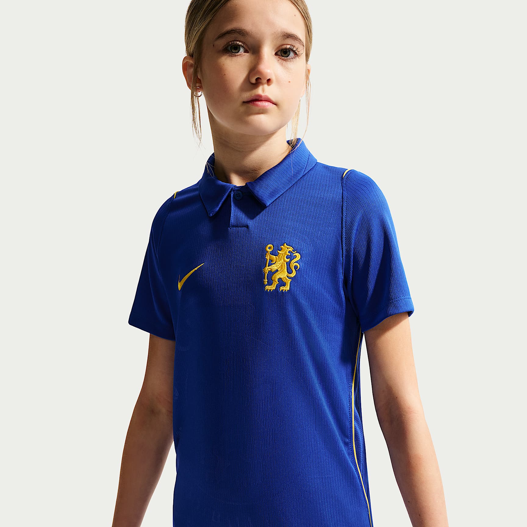 Jersey de futbol Nike Dri-FIT Replica del Chelsea FC local 2026/27 Stadium para niños talla grande – Azul brillante/Oro medio oeste/Oro medio oeste – vista 2