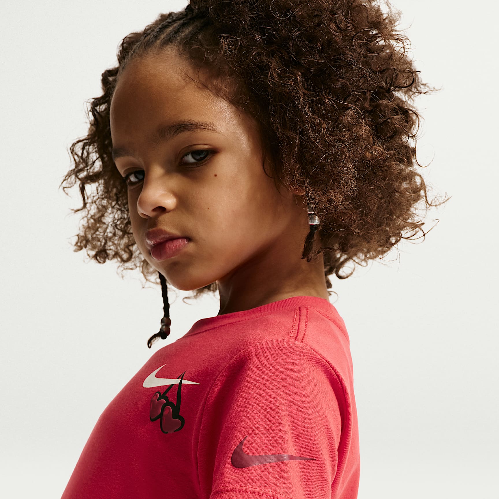 Playera de corte redondo para niños talla pequeña Nike Cherry – Rojo universitario – vista 2