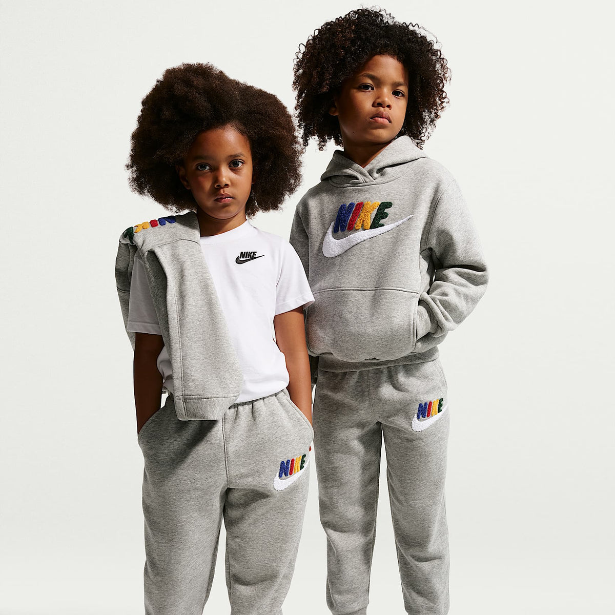 Pantalones de entrenamiento para niños talla pequeña Nike Club Chenille – Gris oscuro jaspeado – vista 1