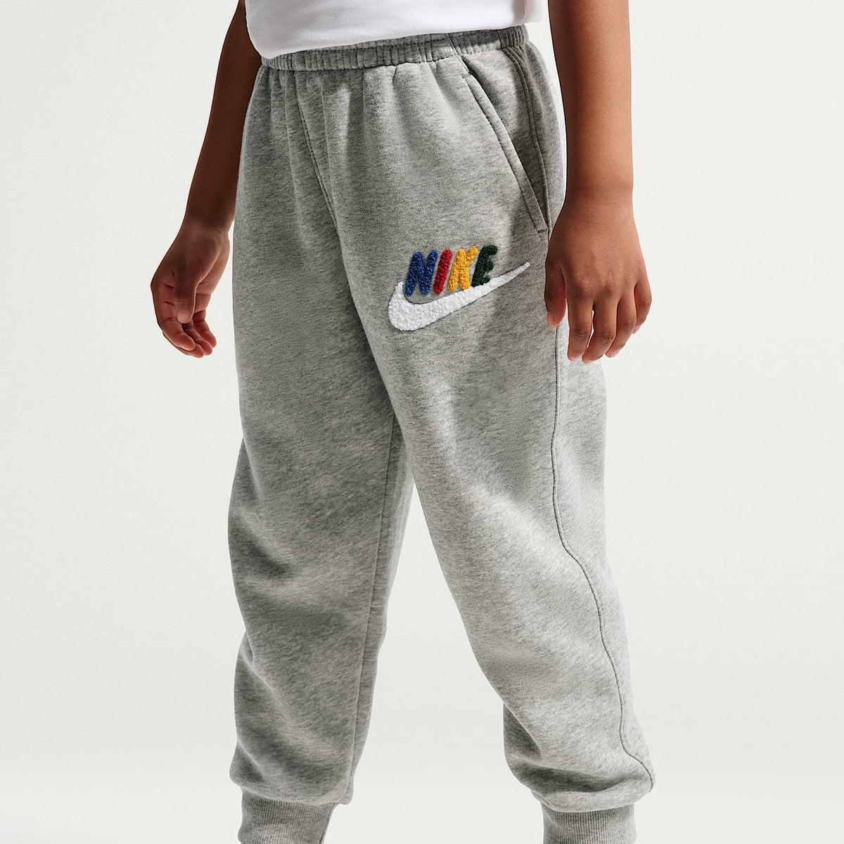 Pantalones de entrenamiento para niños talla pequeña Nike Club Chenille – Gris oscuro jaspeado – vista 3
