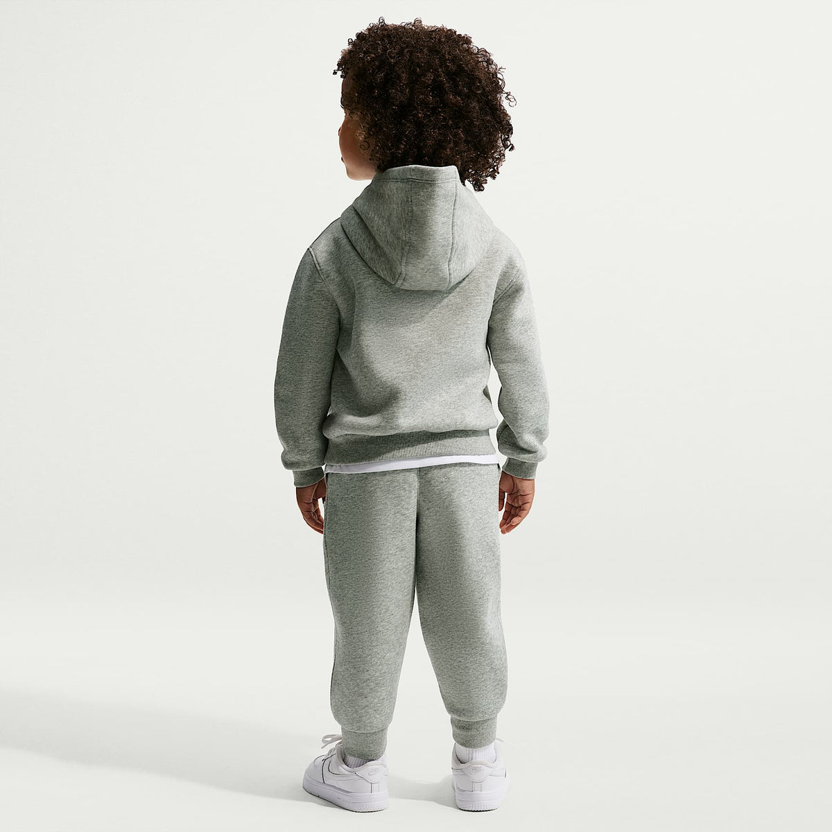 Joggers infantil Nike Club Chenille – Gris oscuro jaspeado – vista 5
