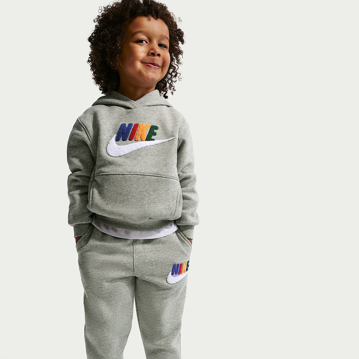 Joggers infantil Nike Club Chenille – Gris oscuro jaspeado – vista 4
