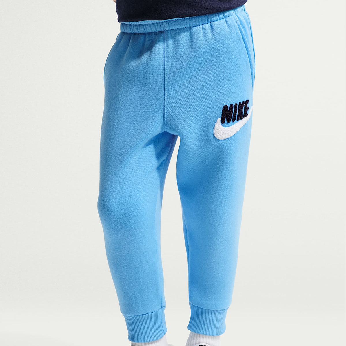 Joggers infantil Nike Club Chenille – Azul fútbol – vista 2