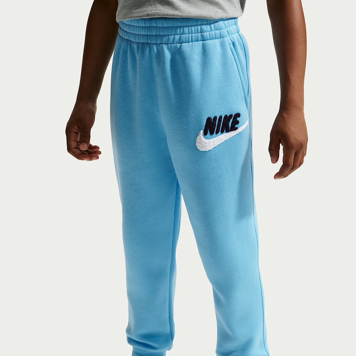 Pantalones de entrenamiento para niños talla pequeña Nike Club Chenille – Azul fútbol – vista 2
