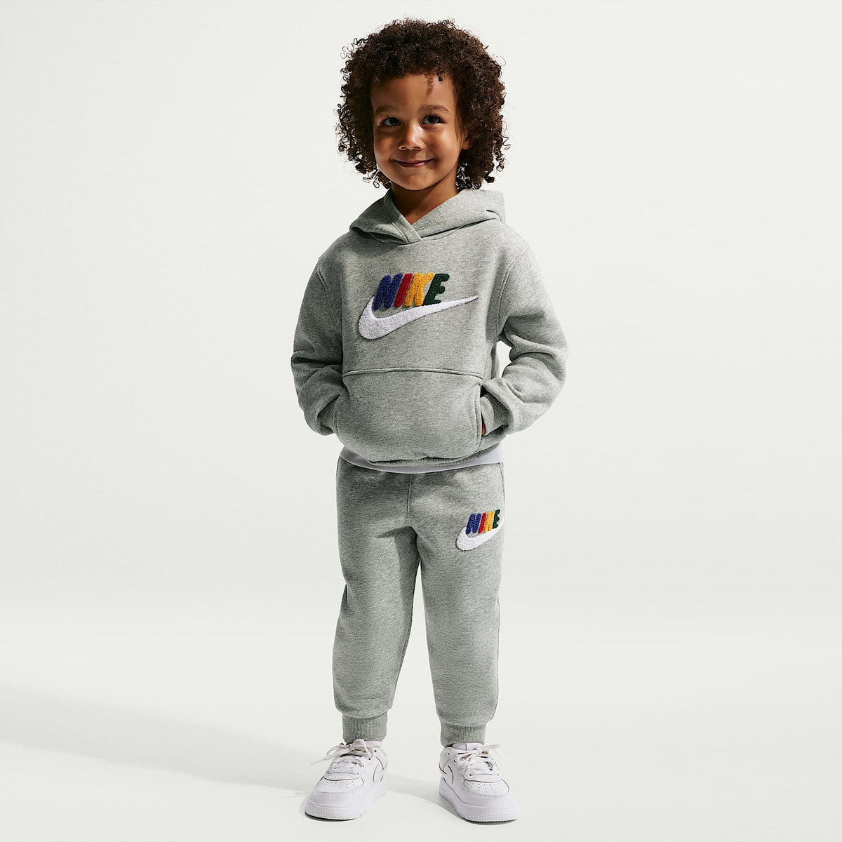 Joggers infantil Nike Club Chenille – Gris oscuro jaspeado – vista 1