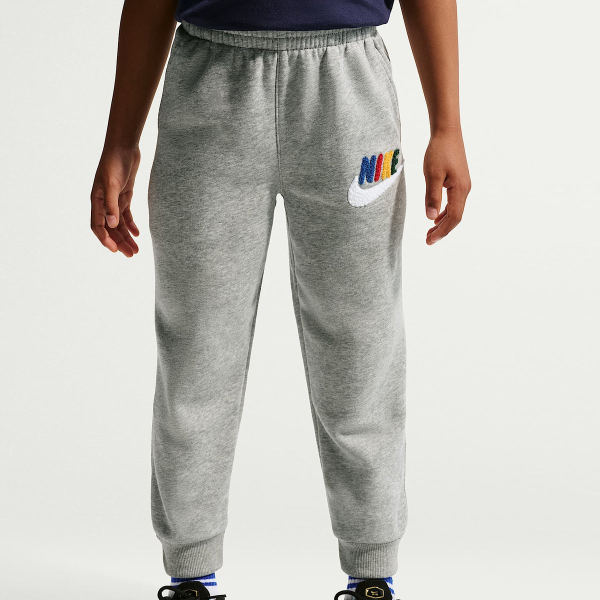 Pantalones de entrenamiento para niños talla pequeña Nike Club Chenille – Gris oscuro jaspeado – vista 2