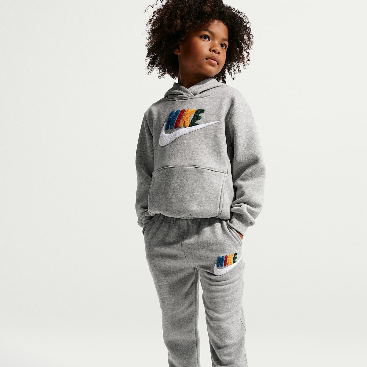 Pantalones de entrenamiento para niños talla pequeña Nike Club Chenille – Gris oscuro jaspeado – vista 4