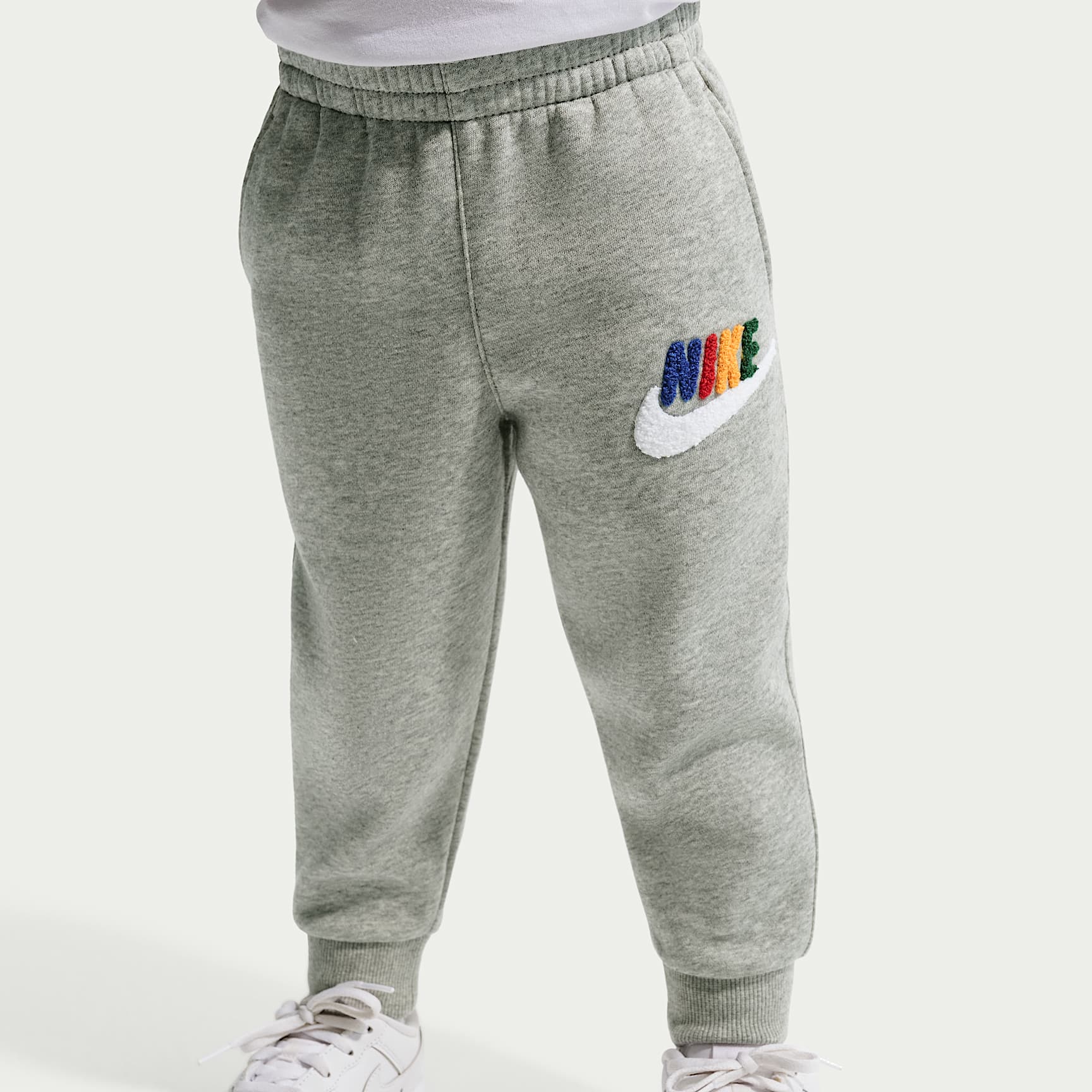 Joggers infantil Nike Club Chenille – Gris oscuro jaspeado – vista 2