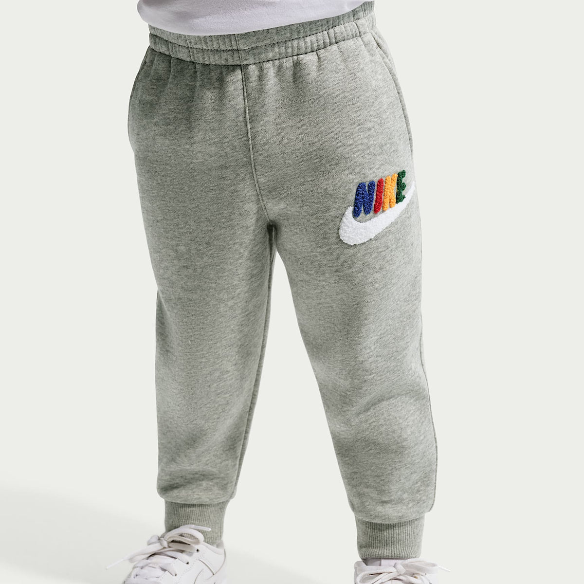 Joggers infantil Nike Club Chenille – Gris oscuro jaspeado – vista 2