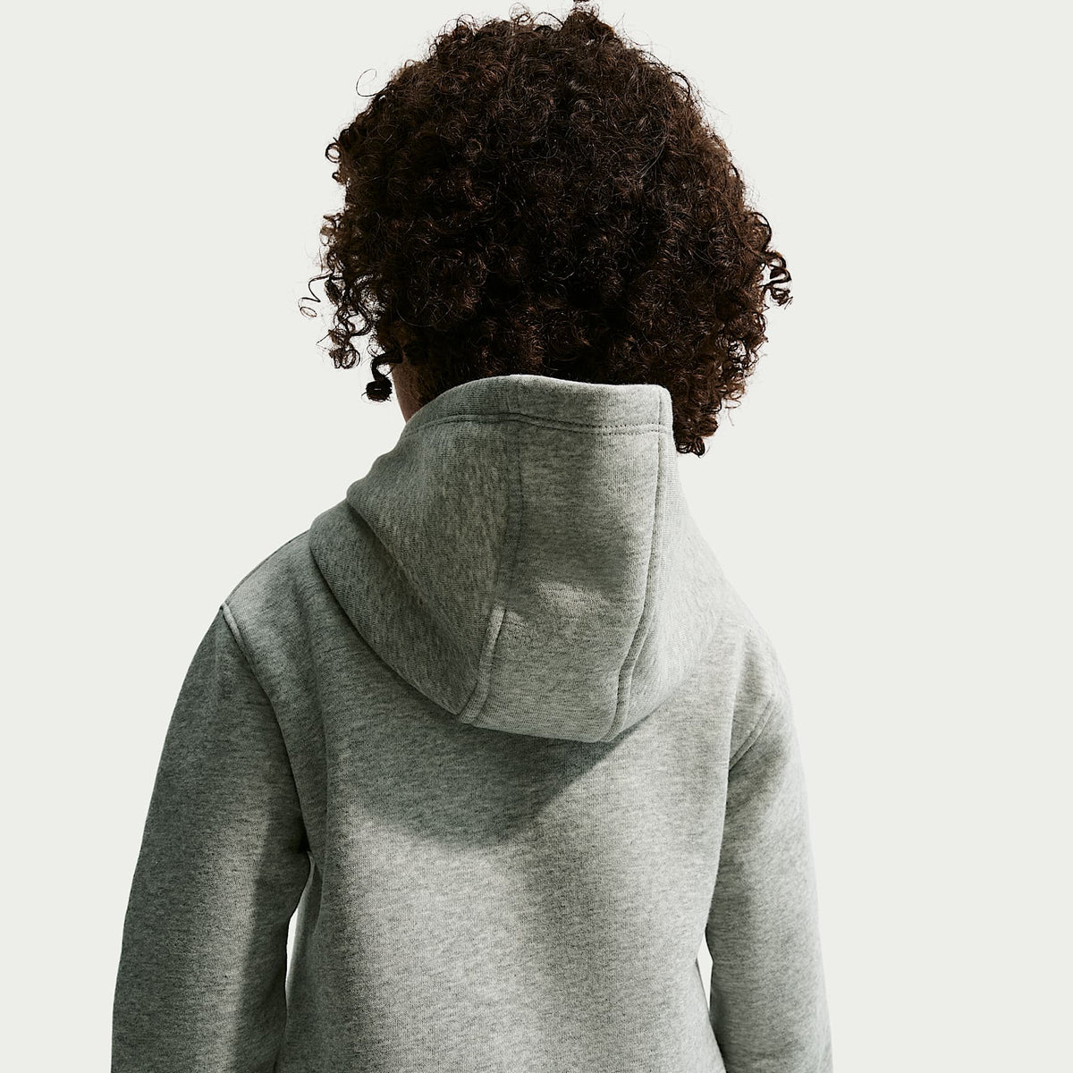 Sudadera con gorro sin cierre infantil Nike Club Chenille – Gris oscuro jaspeado – vista 2