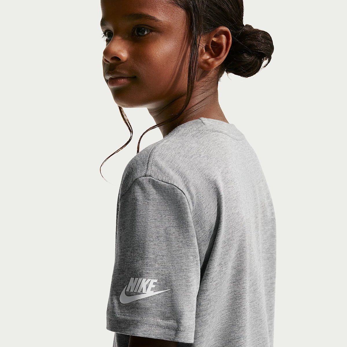 Playera Club Family para niños talla pequeña Nike – Gris oscuro jaspeado – vista 2