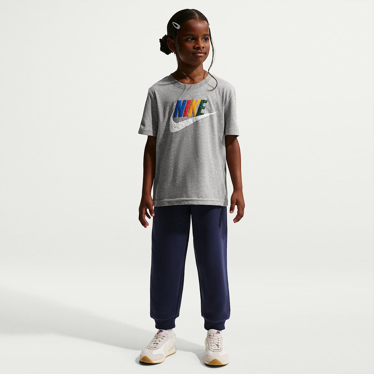 Playera Club Family para niños talla pequeña Nike – Gris oscuro jaspeado – vista 4