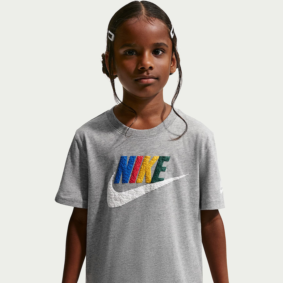 Playera Club Family para niños talla pequeña Nike – Gris oscuro jaspeado – vista 3