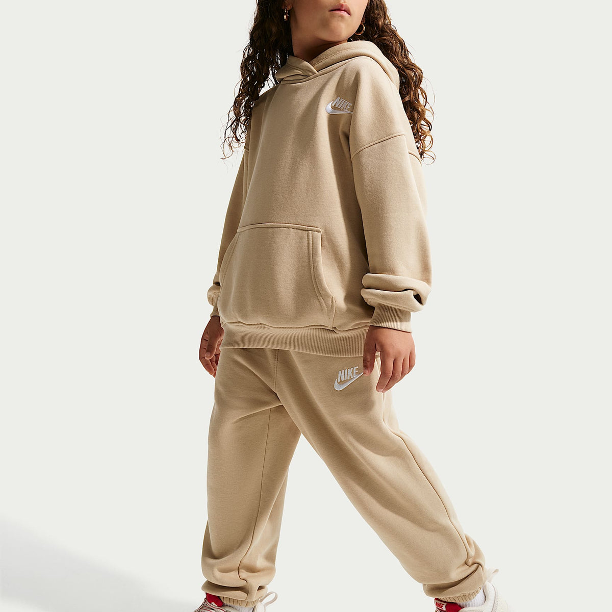Conjunto de 2 piezas oversized para niños talla pequeña Nike Club Fleece – Lino – vista 5