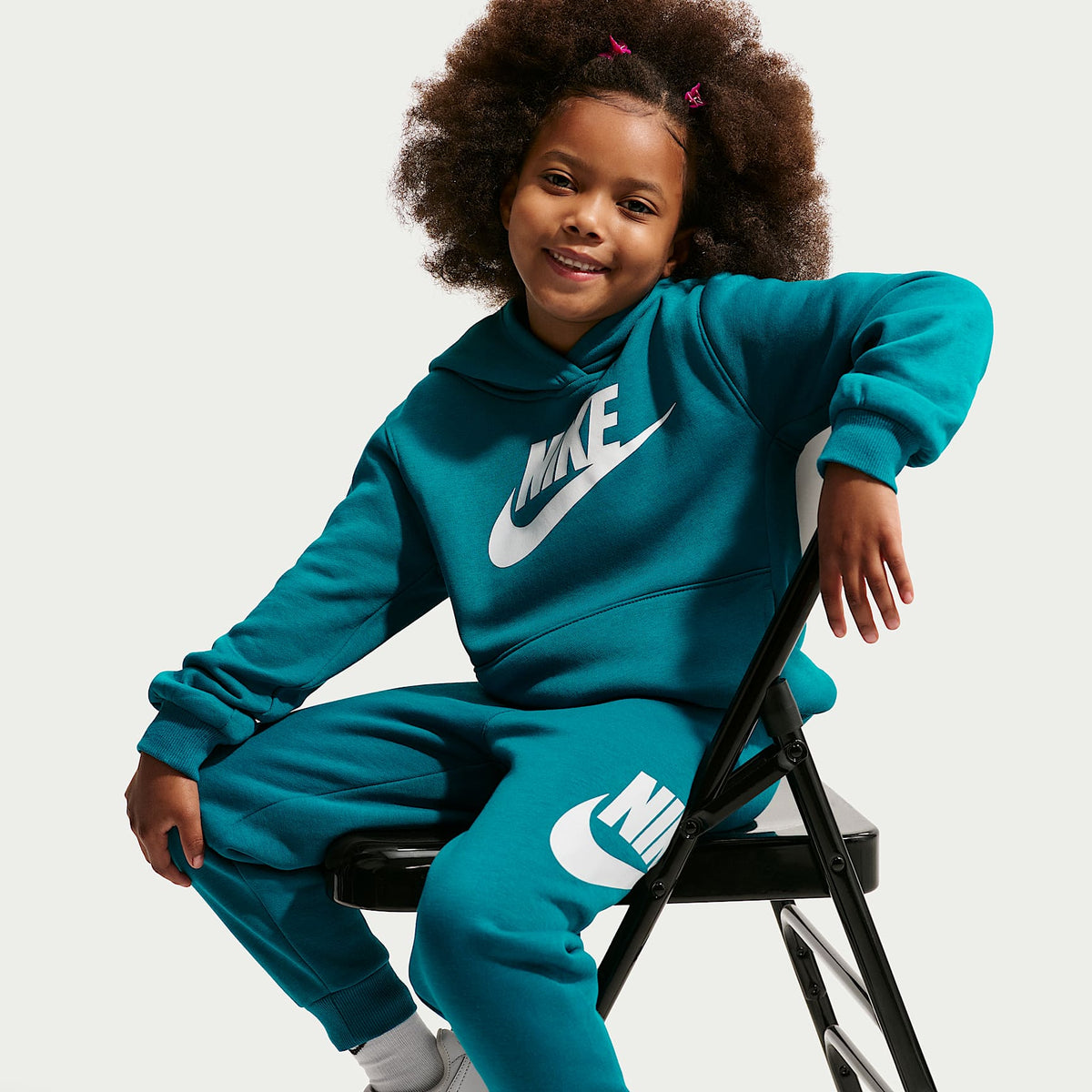 Conjunto de 2 piezas Club Fleece para niños talla pequeña Nike – Abeto brillante – vista 5