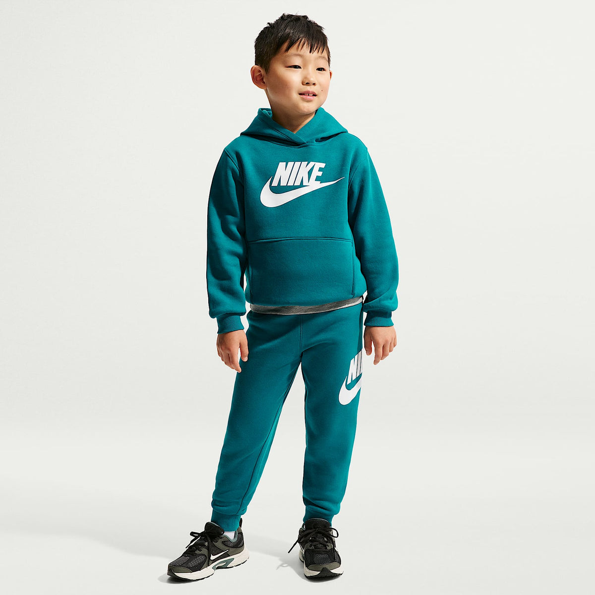 Conjunto de 2 piezas Club Fleece para niños talla pequeña Nike – Abeto brillante – vista 6
