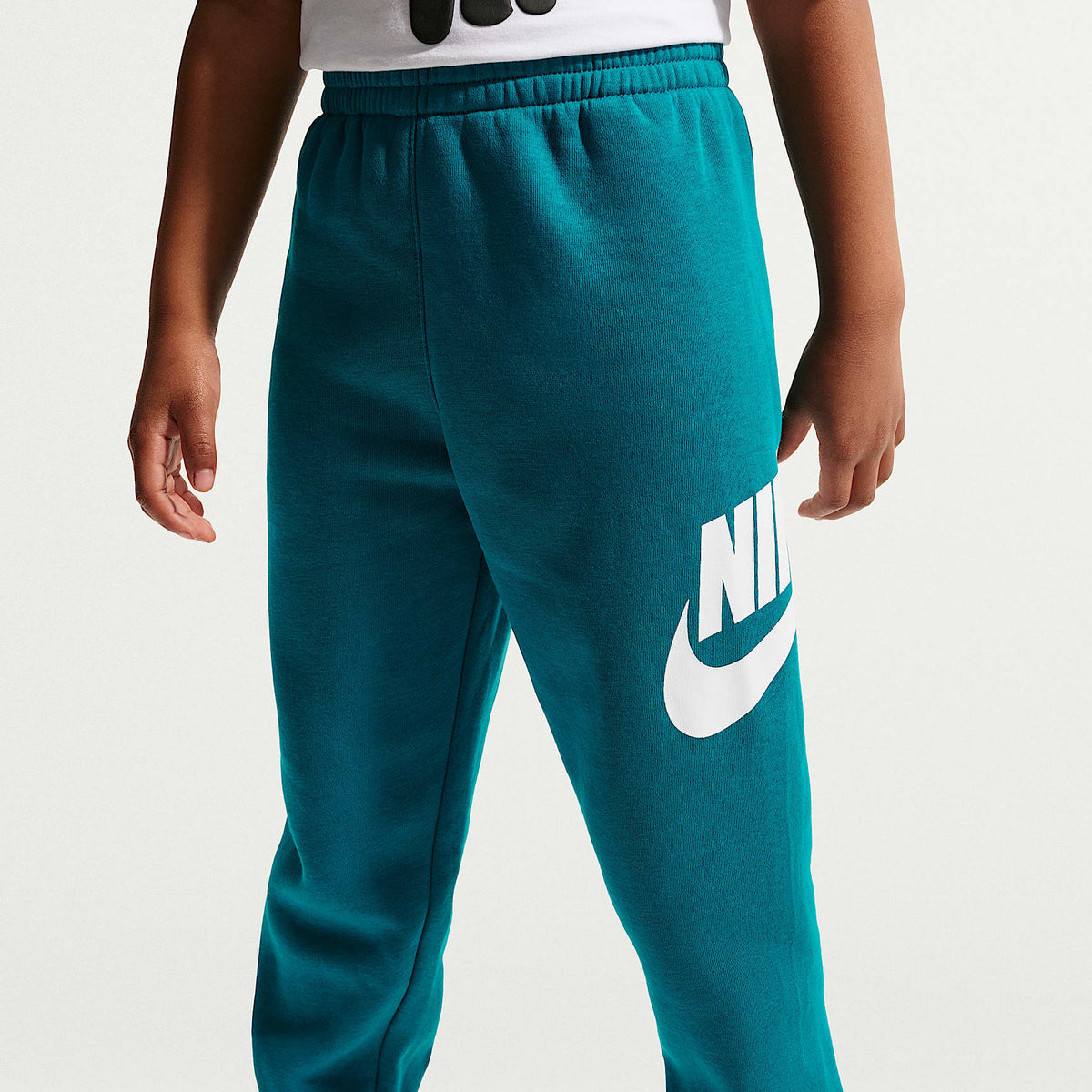 Conjunto de 2 piezas Club Fleece para niños talla pequeña Nike – Abeto brillante – vista 4