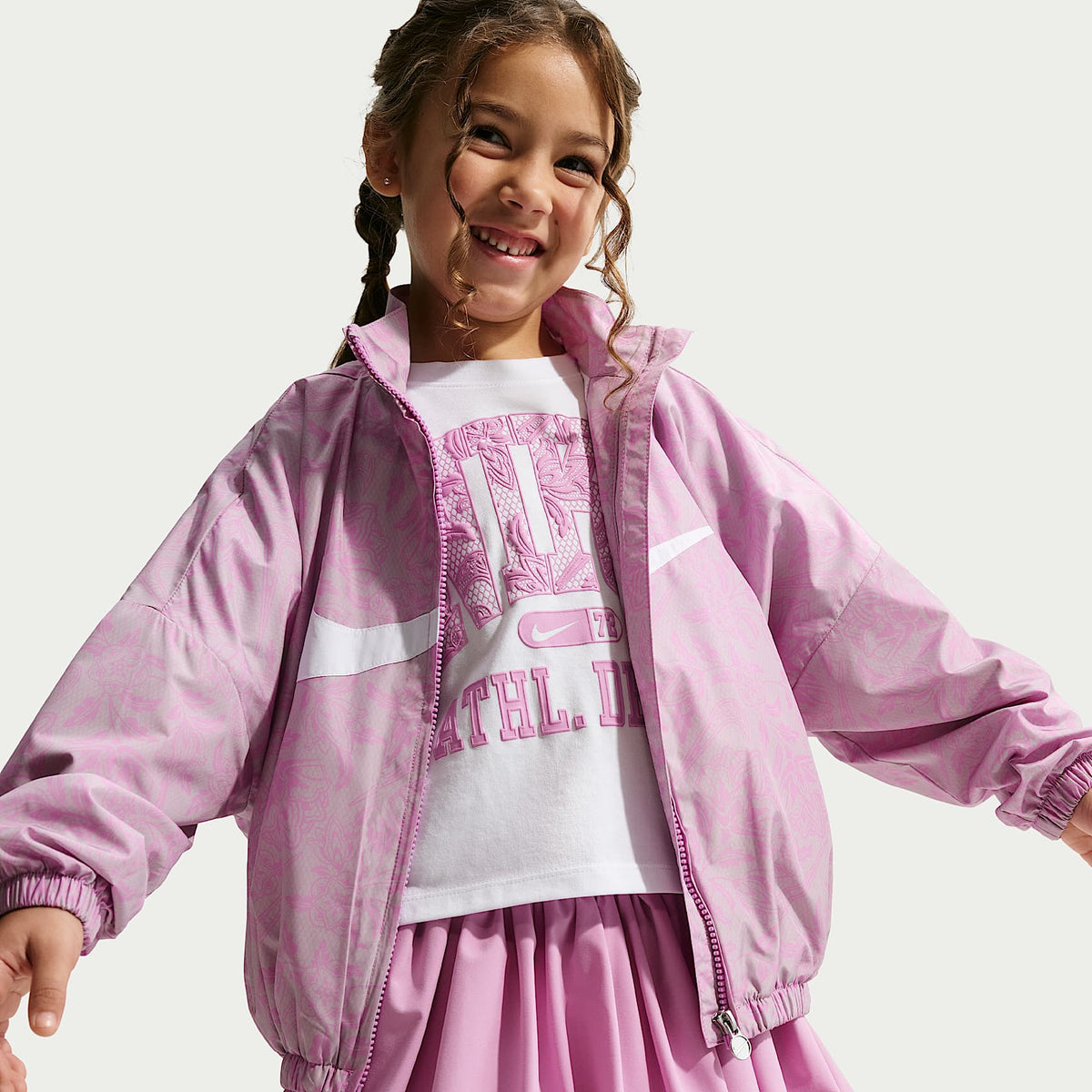 Chamarra de tejido Woven para niños talla pequeña Nike Club – Morado – vista 3