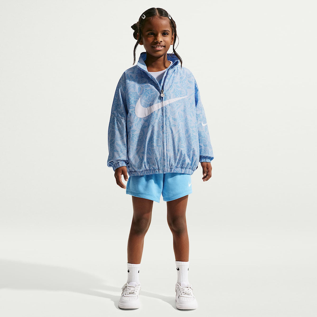 Chamarra de tejido Woven para niños talla pequeña Nike Club – Azul – vista 4