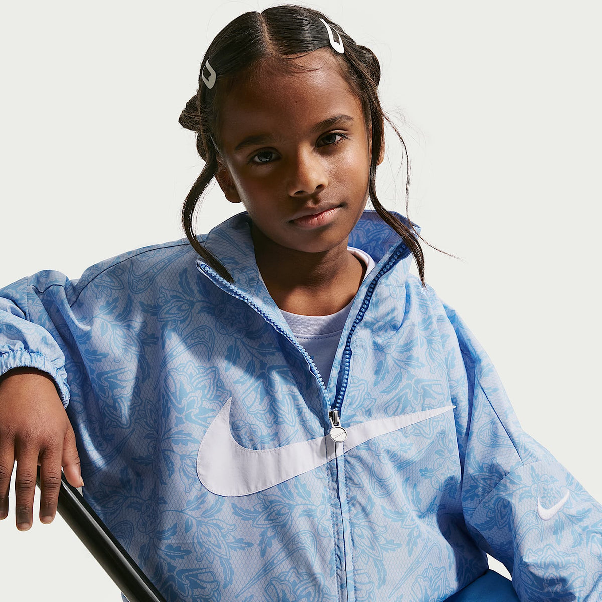 Chamarra de tejido Woven para niños talla pequeña Nike Club – Azul – vista 3