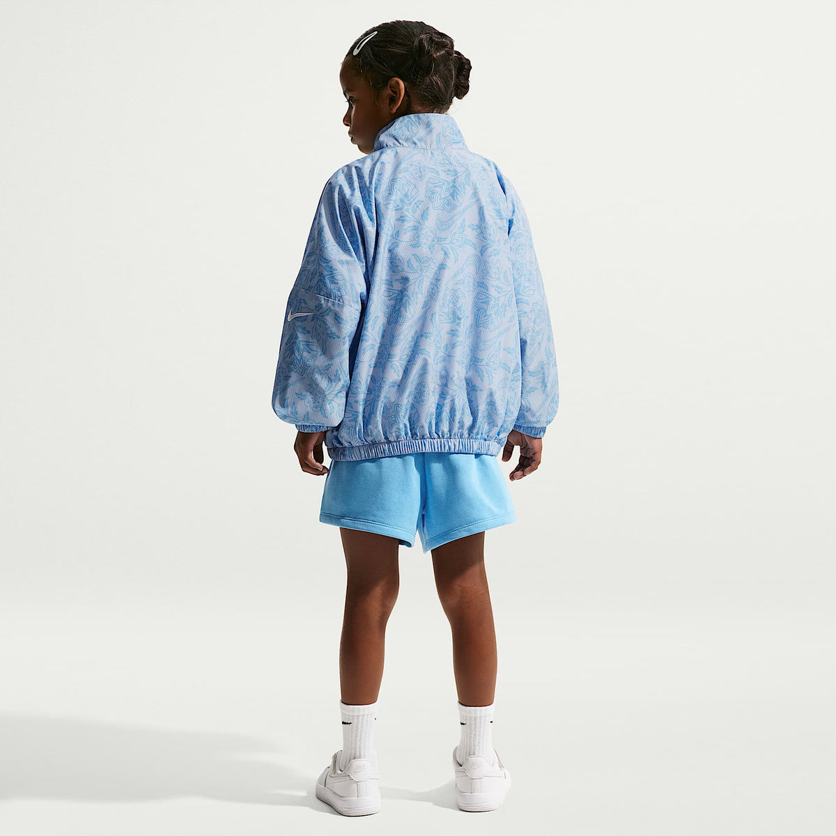 Chamarra de tejido Woven para niños talla pequeña Nike Club – Azul – vista 5