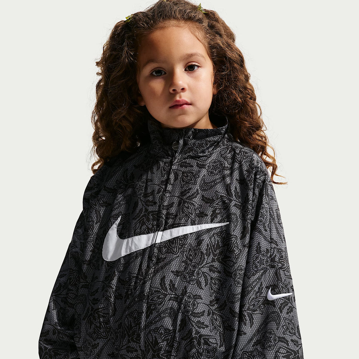 Chamarra de tejido Woven para niños talla pequeña Nike Club – Negro – vista 1
